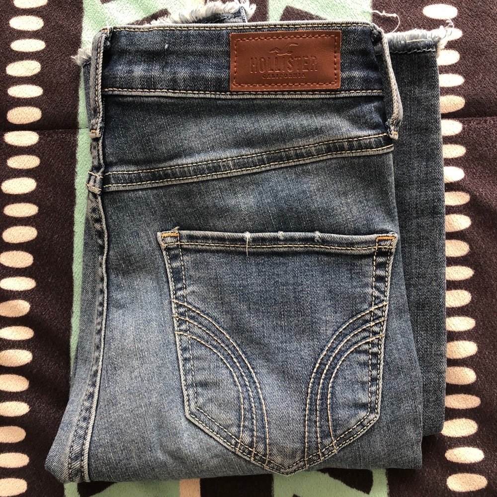 LIGHT WASH HOLLISTER HIGH RISE JEANS